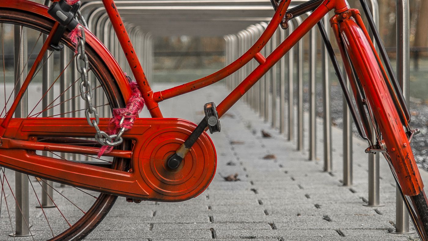 Vélo attaché avec antivol chaîne à un arceau urbain, illustration de la garantie vol assurance VAE