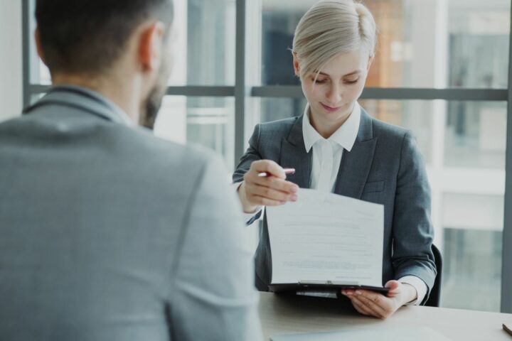 Dispense de mutuelle d&rsquo;entreprise : les 6 cas legaux pour refuser en 2026