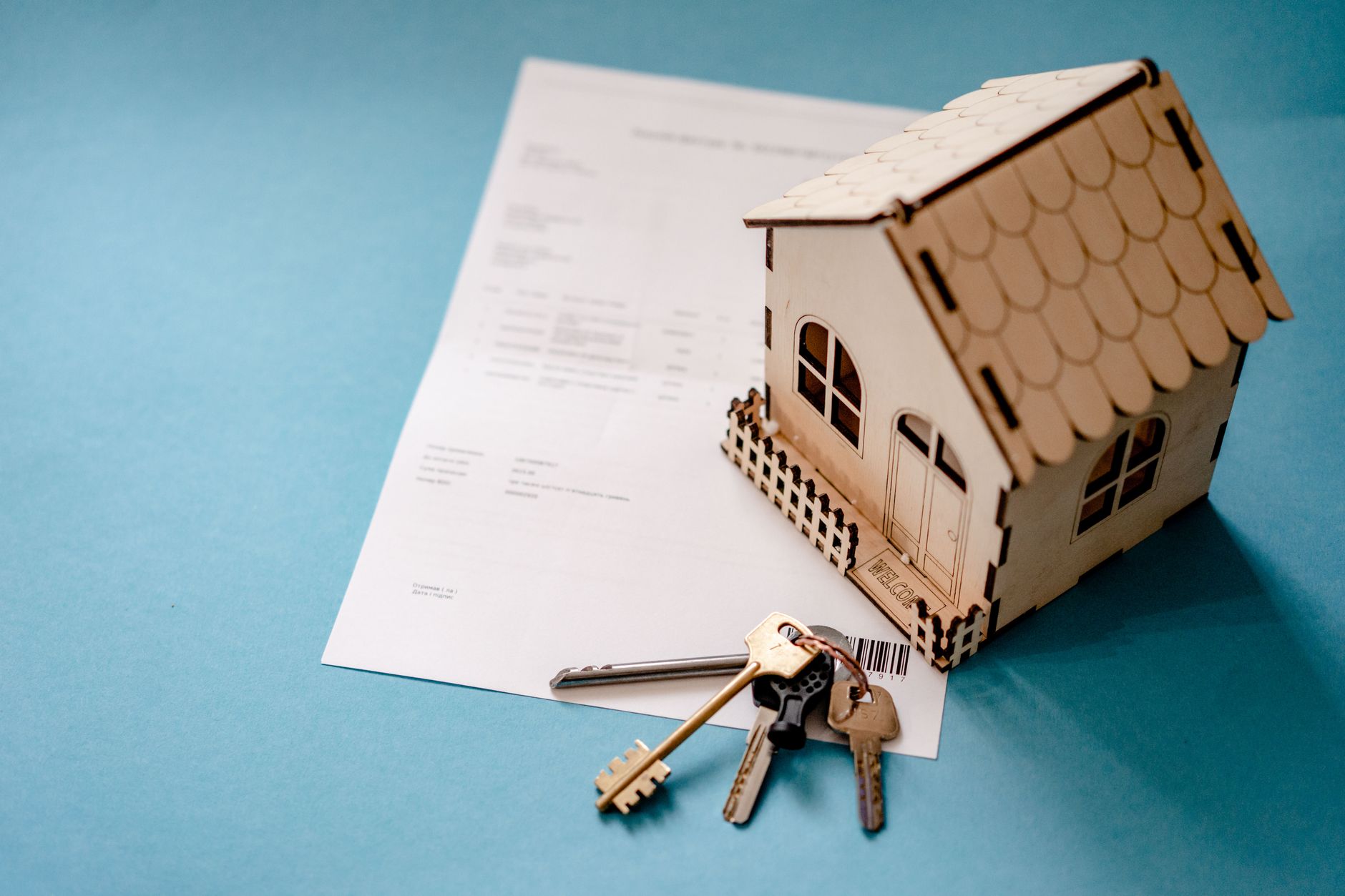 Cle et contrat de pret immobilier avec maquette de maison