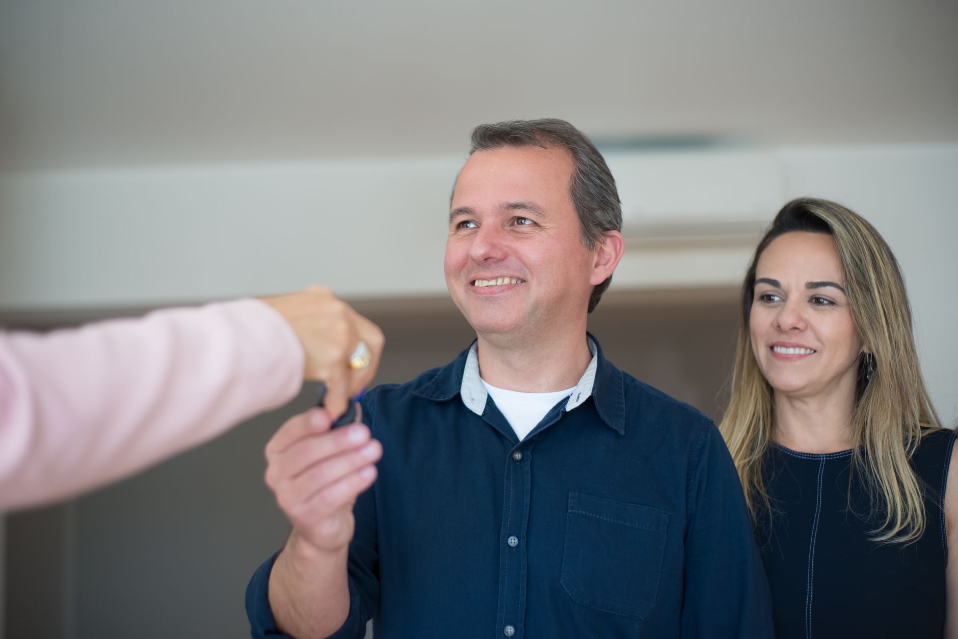 Couple recevant les cles de son nouveau logement